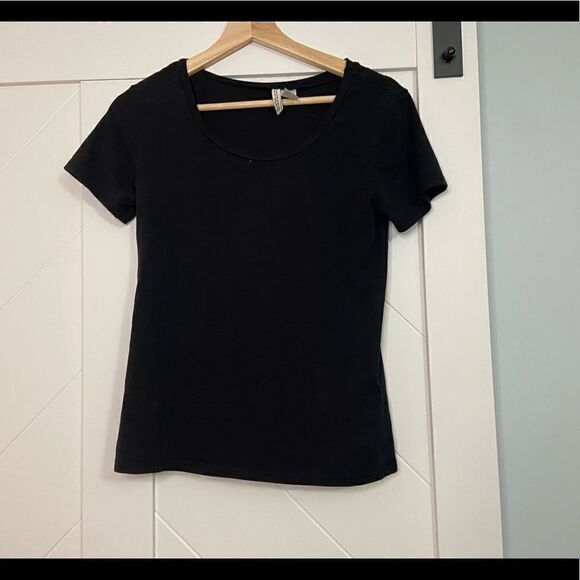 Basic H&M tee  - Picture 1 of 3